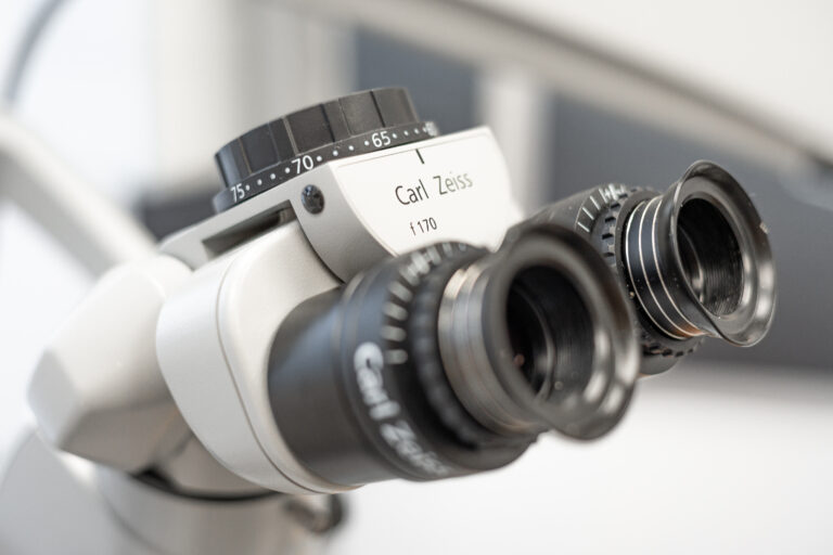 Mikroskop stomatologiczny Carl Zeiss w gabinecie New Dent Clinic
